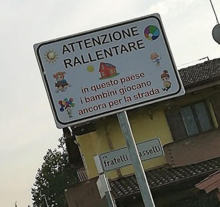 "Qui i bimbi giocano ancora in strada: auto, andate piano"