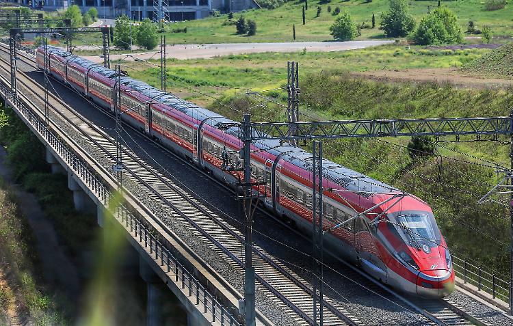 Fase 2: circa 100 in fila ordinata per treno Milano-Napoli