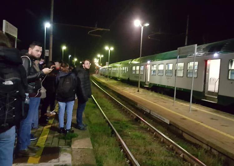 Il treno parte e lascia a terra il capotreno, caos e ritardi
