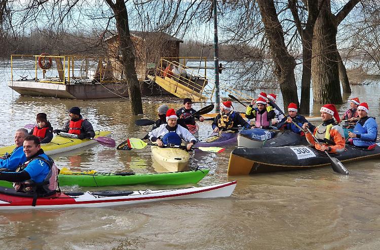 La piena del Po non ferma le canoe