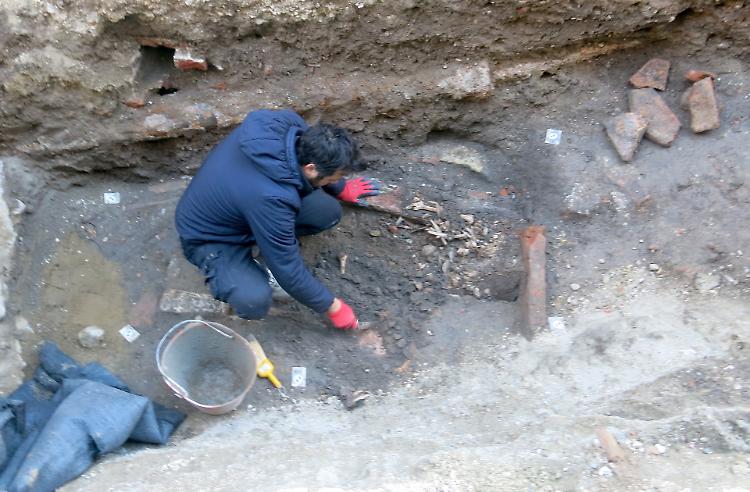 Scavi in largo Boccaccino, uno scheletro nella tomba