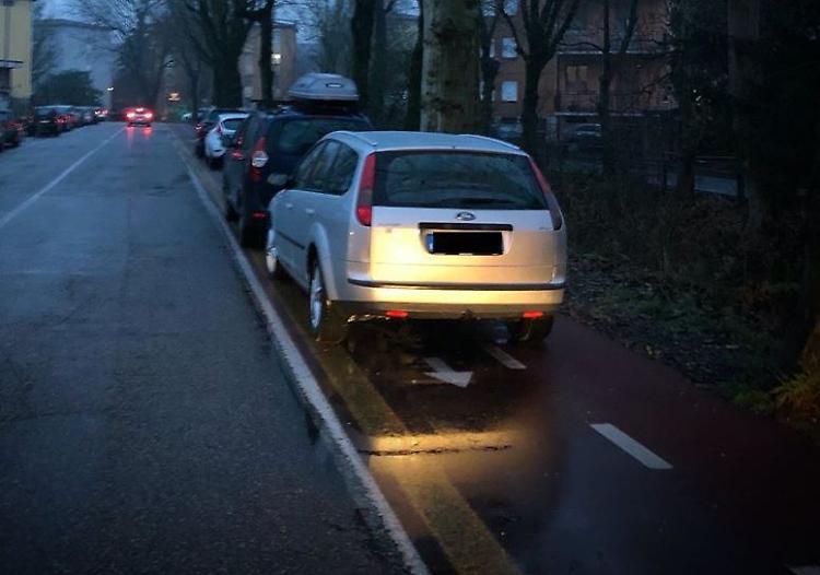 Proteste per la sosta selvaggia lungo la ciclopedonale
