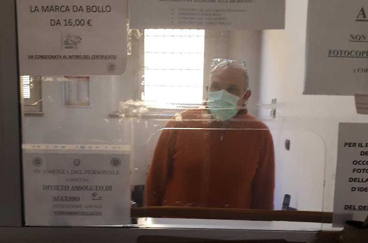 In Procura servizi assicurati con le mascherine