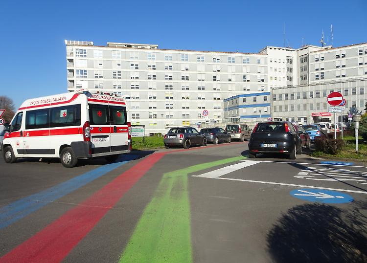 Caduta in bici: donna trasportata in ospedale per trauma spinale