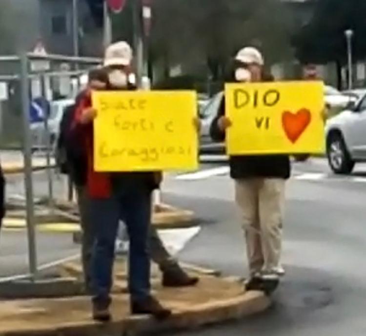 Coronavirus, l&rsquo;abbraccio dei Samaritani