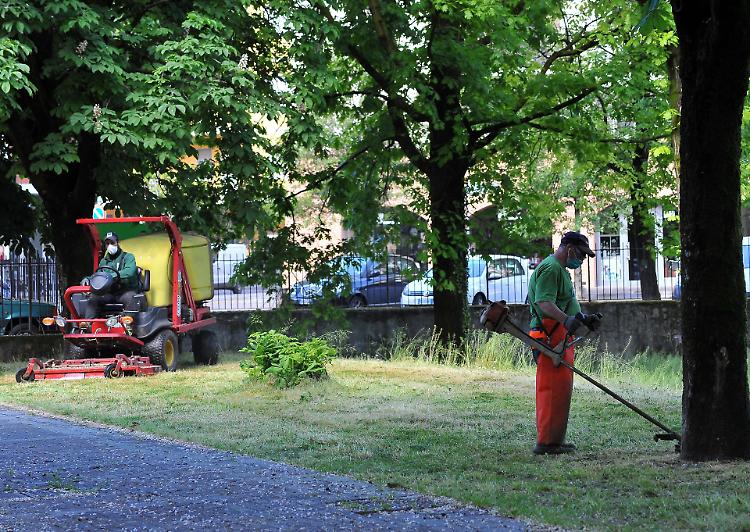 I parchi tornano a  splendere, sfalcio e manutenzione dei giochi