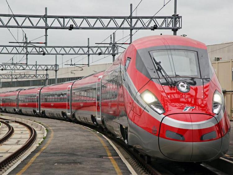 Anziano travolto da un treno a Bologna, circolazione interrotta per due ore