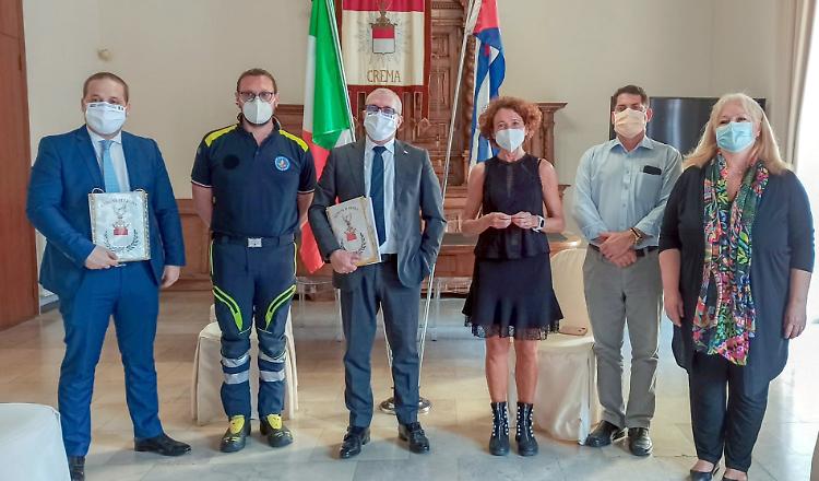 La Brigata «Henry Reeve» lascia Crema, dal sindaco l'ambasciatore cubano