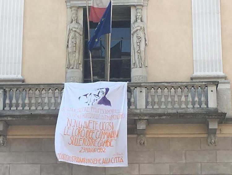 Giornata Nazionale della Legalità, esposto uno speciale lenzuolo al balcone di Palazzo Ala Ponzone 