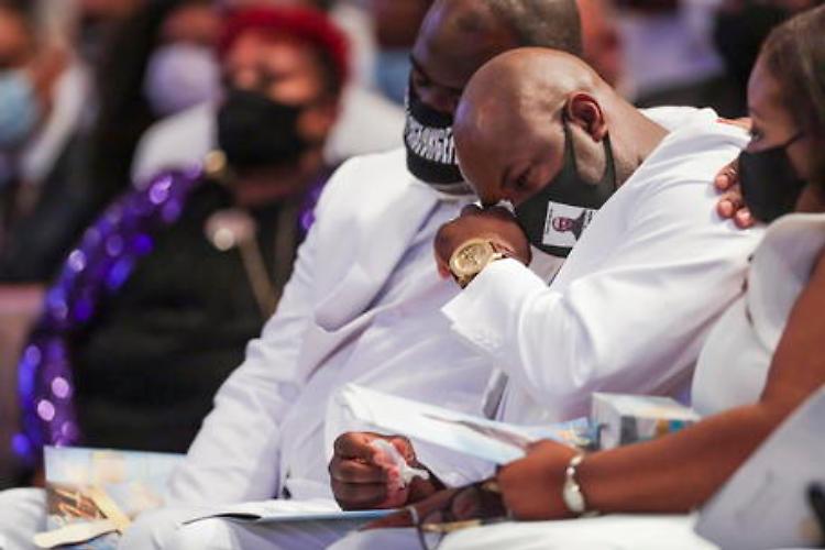 Floyd, migliaia a Houston per l'ultimo addio. Altri due casi scuotono gli Usa