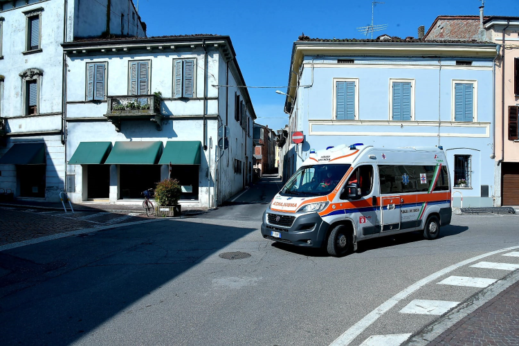 Marito e figli non rispondono, scatta l'allarme ma stavano dormendo