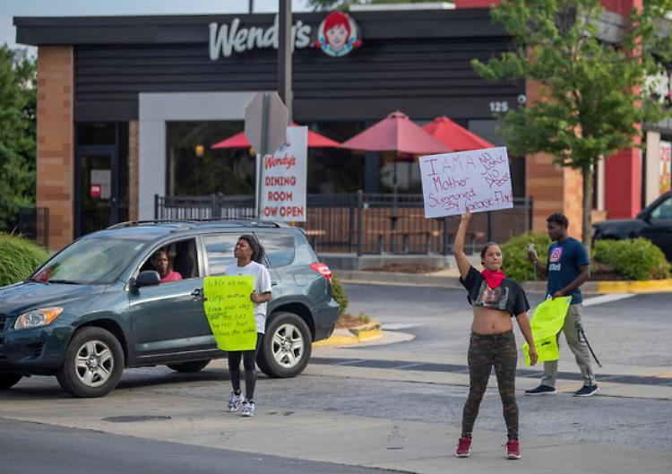 Usa: si ribella all'arresto, l'agente spara e lo uccide
