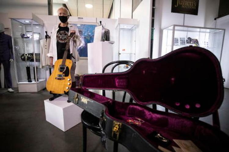 La chitarra di Kurt Cobain venduta per 6 milioni di dollari, è record