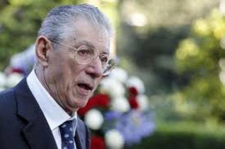 Ricoverato in ospedale a Varese Umberto Bossi