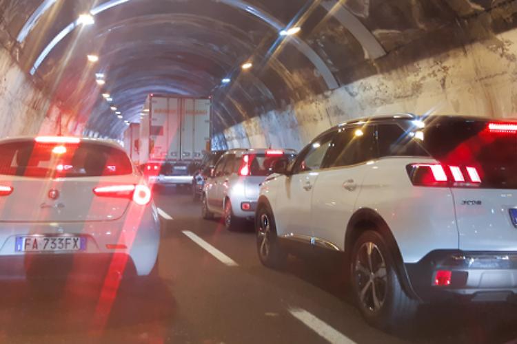 Cantieri autostrade in Liguria, 10 km di code in A12 e in A26