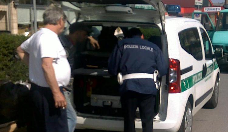 Senza casco, scappa: fermato e multa di 6 mila euro