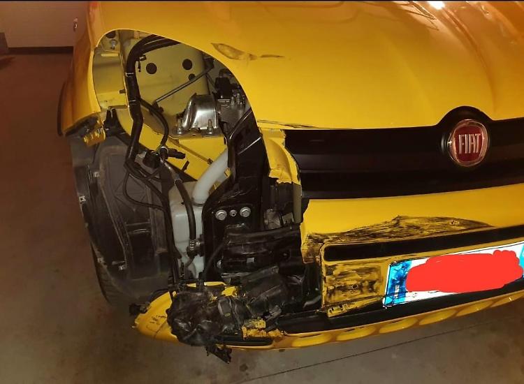 Passa con il rosso, travolge un'auto e scappa