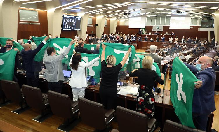 Le opposizione: 'Fontana si dimetta'