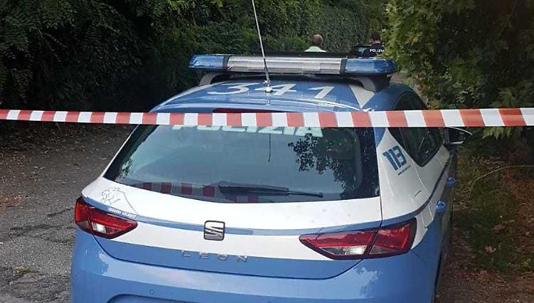 Morta con un  coltello accanto, la verità arriverà dall'autopsia