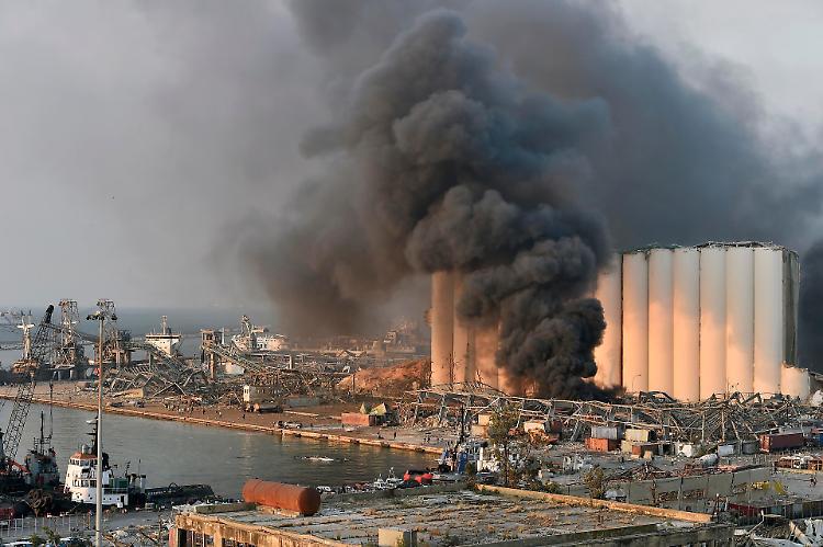 Esplosioni a Beirut: feriti due militari italiani, almeno 10 morti