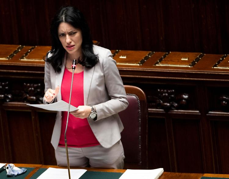 Scuola, Azzolina firma l'ordinanza per l'aumento dell'organico: +50 mila unità