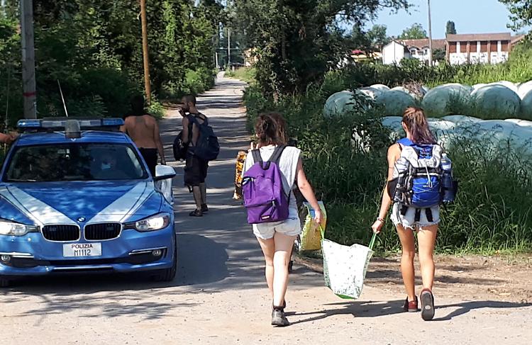 Rave party sì, discoteche chiuse. Cosa ne pensi? Vota il nostro sondaggio