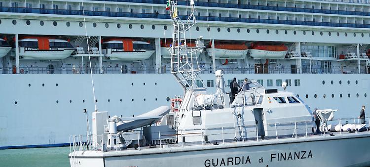Migranti, Viminale: nuove navi quarantena
