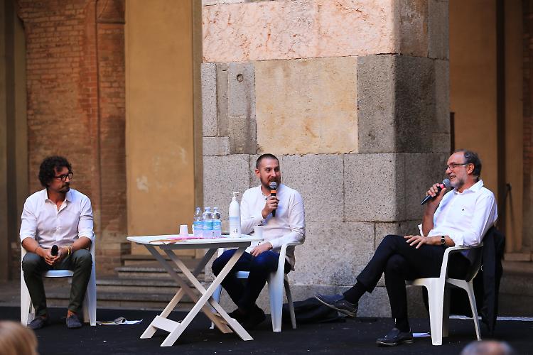 Il referendum sui parlamentariBodini (No): 'In gioco il cuore della democraziaToninelli (S&igrave;): 'Non &egrave; un problema di rappresentanza'