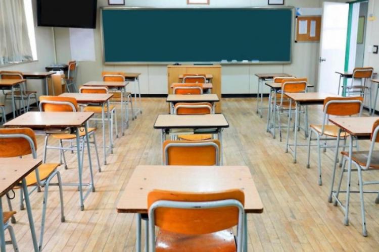 Non c'è scuola, Non c'è messa, Non c'è teatro. Ovvero dell'impossibilità del distanziamento