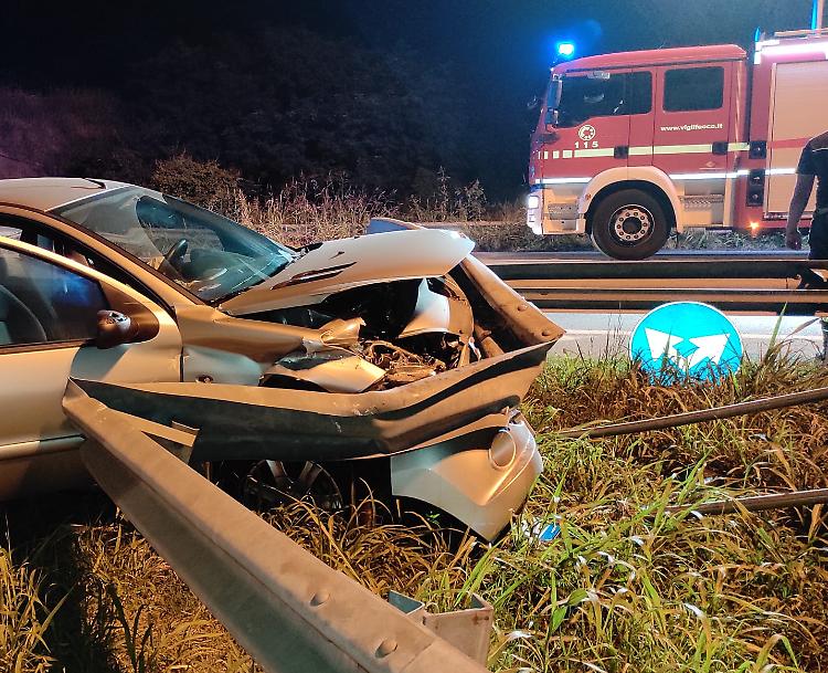 Auto accartocciata sullo spartitraffico, salvo un 23enne cremasco