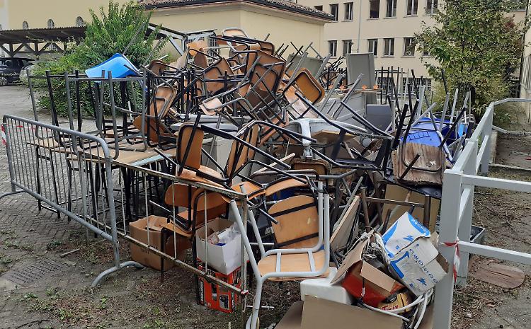 «Dateci quei banchi dismessi. Sono ottimi per i Paesi poveri»