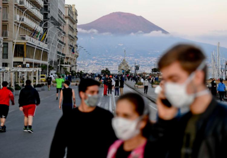 Covid: in Campania da oggi obbligo mascherina all'aperto