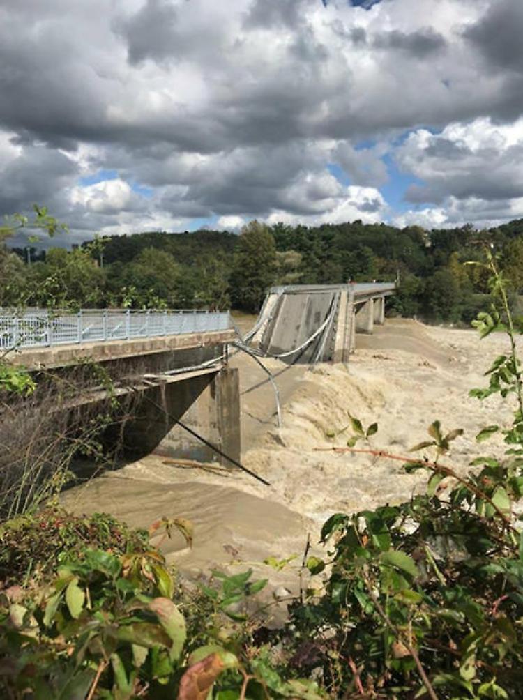 Maltempo. Crolla ponte appena riaperto sul Sesia. 'Catastrofe a Limone'