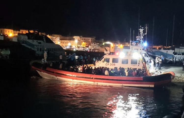 Migranti: boom di sbarchi a Lampedusa, arrivati in 433