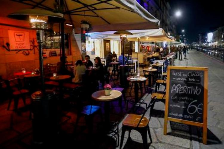 Covid, verso il nuovo Dpcm. Le Regioni: "No a riduzioni di orari per i locali, sì alla Dad". 