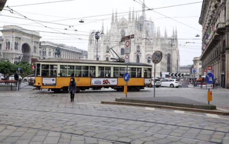 I contagi Covid risalgono: in 24 ore 10.874, i morti 89