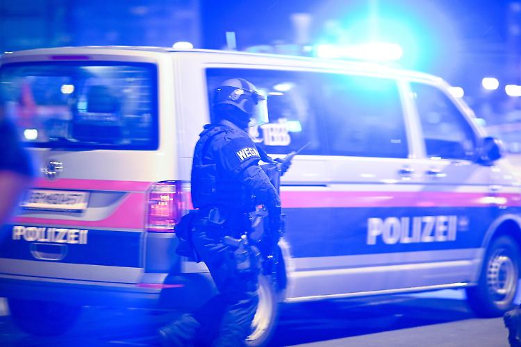 Ore di terrore a Vienna, spari nel centro: 7 morti