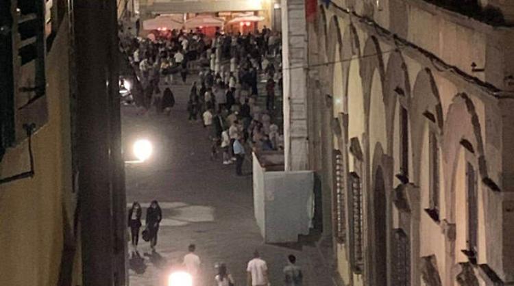 Assembramento a tavoli bar, vigilesse aggredite a Lucca