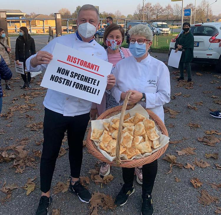 Restizioni Covid, a Castelvetro sit-in di protesta dei commercianti 