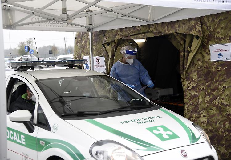 Covid, apre a Milano il 'Drive Through' più grande d'Italia
