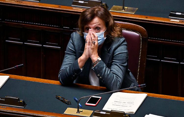 Covid, Zampa: 'A Natale forse deroghe sugli spostamenti fra regioni'
