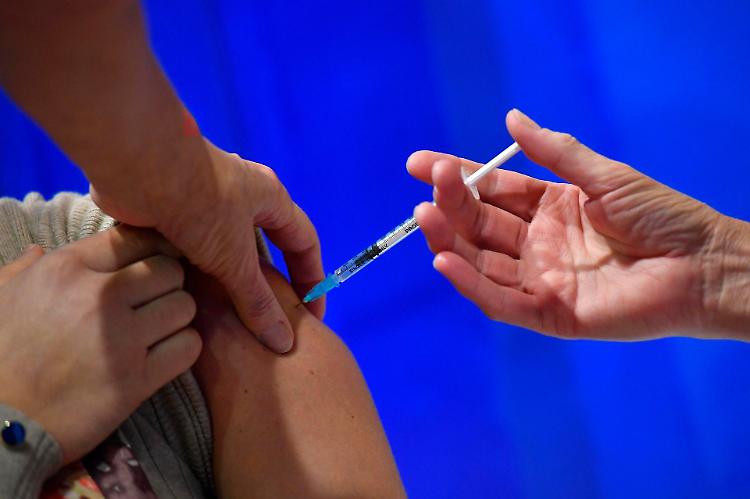 Vaccino, Gran Bretagna: cautela per gli allergici 