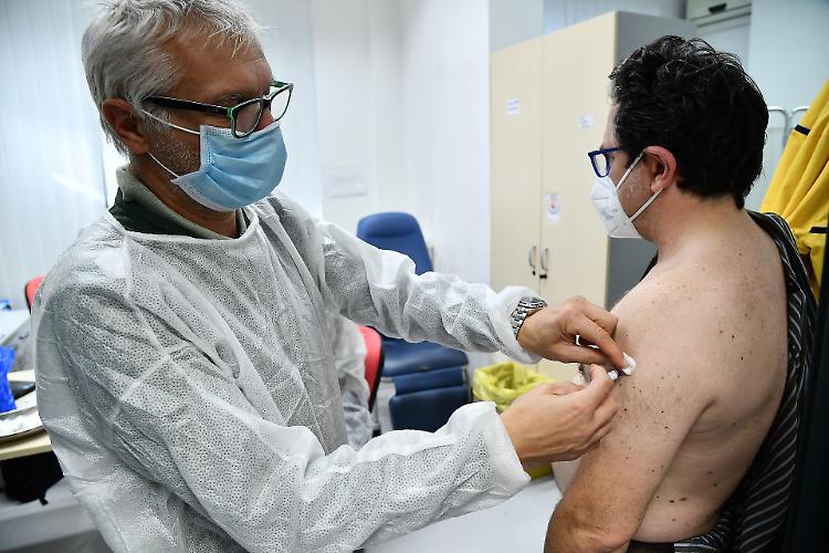 Antinfluenzale, la Lombardia rimborsa chi l'ha effettuata privatamente e rientra nella fascia target