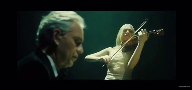 FOTO Believe in Christmas: Bocelli e il violino di Anastasiya Petryshak incantano