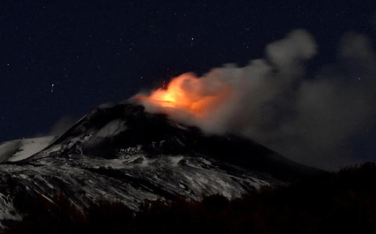 L'Etna dà spettacolo, doppio trabocco lavico da Sud-Est