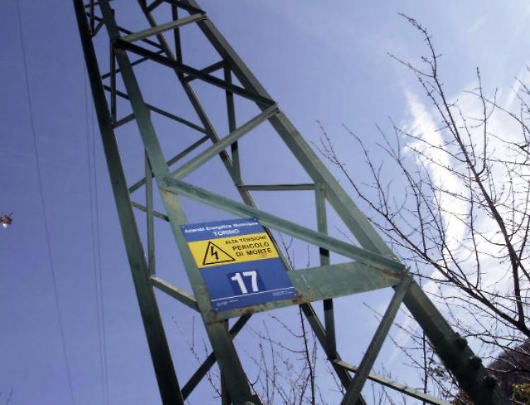 Si lanciano dal traliccio dell'alta tensione e atterrano con il paracadute