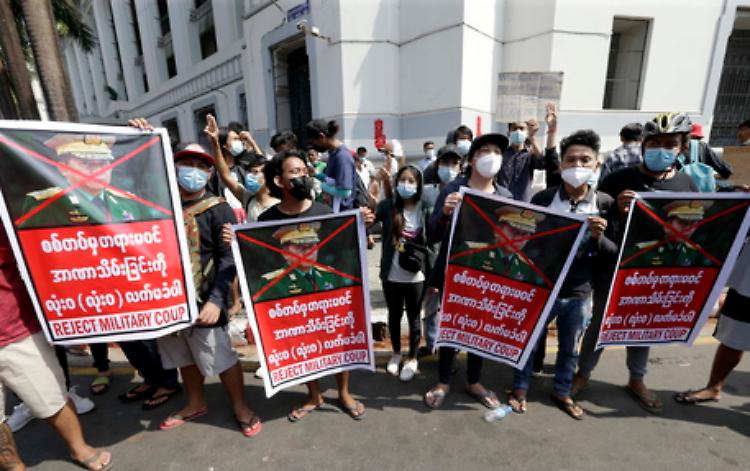 Myanmar, idranti contro i manifestanti