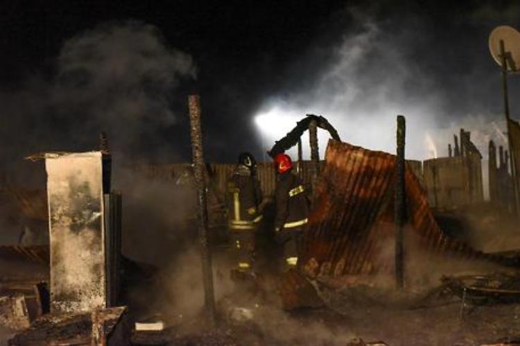 Incendio in baraccopoli migranti nel casertano, un morto