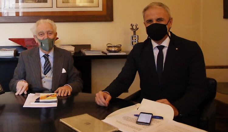 Il cavaliere lascia la presidenza dell'Acciaieria
