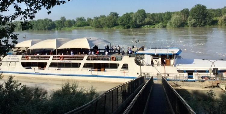 La motonave Stradivari è in vendita